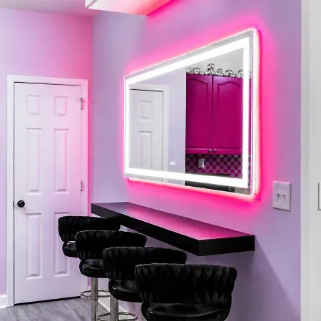 Pink Pony Club Retreat Near Vanderbilt Sleeps 6 Nashville