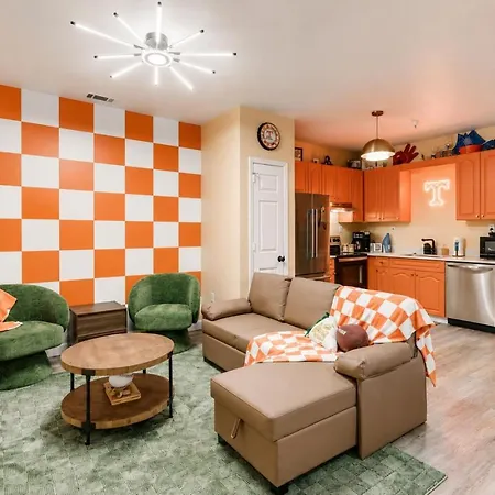 Game Day Getaway Vols Themed Near Vanderbilt Apartment *