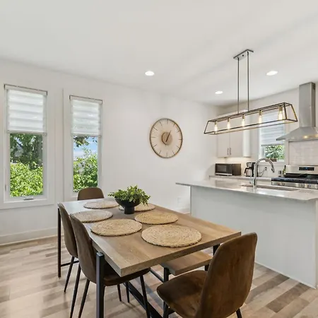 Modern Townhouse Close To Broadway *