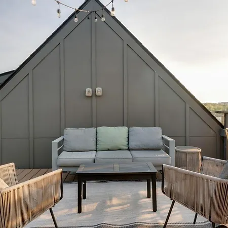 Rooftop Skyline View-close To Broadway-sleeps 8 Apartment Nashville