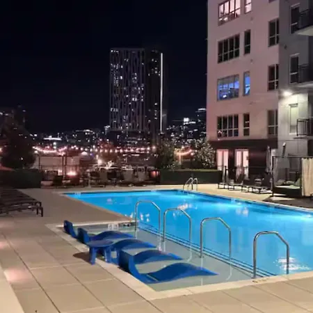 Downtown Walk To Broadway Pool, Private Balcony, Free Parking! Nashville