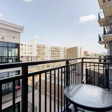 Downtown Walk To Broadway Pool, Private Balcony, Free Parking!