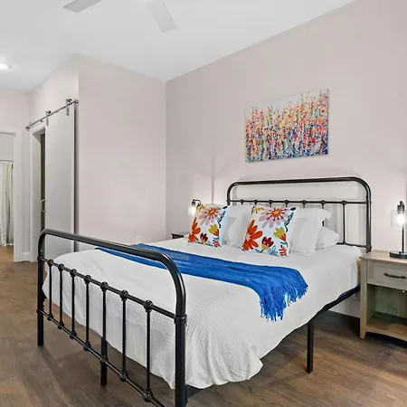 Apartment 2br Near Broadway W Fireplace & Pool *