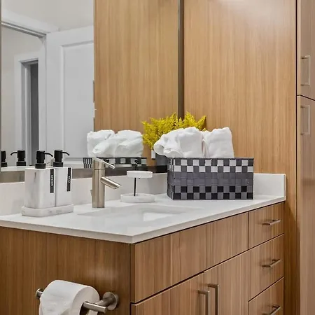 Spacious 2br N Gulch Walk To Broadway & Rooftops Apartment