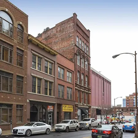 The Honky Tonk 2 Blocks To Broadway,printers Alley *