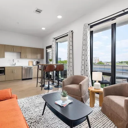 Modern Gulch Getaway With Pool, Garage And Balcony Apartment