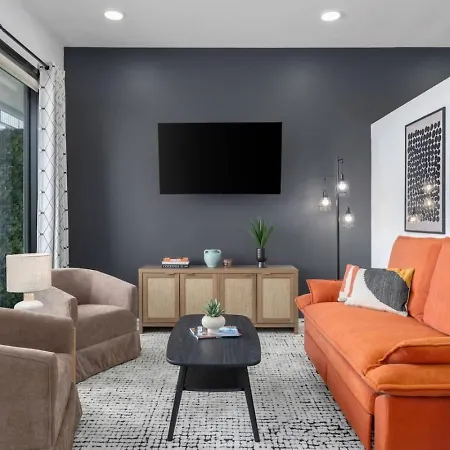 Apartment Modern Gulch Getaway With Pool, Garage And Balcony