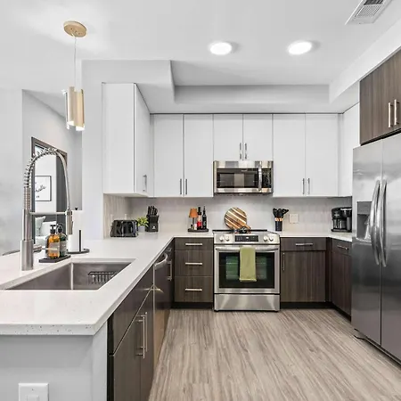 Stylish 2br W Skyline Views *