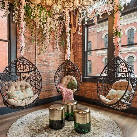 The Velvet Songbird Downtown Luxe Sleeps 24 Holiday home