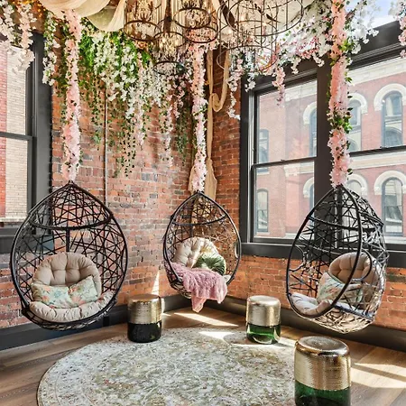 Holiday home The Songbird-luxury Penthouse Steps To Broadway *
