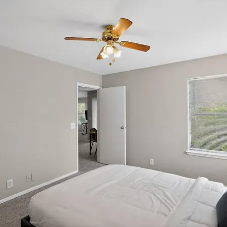 Modern Minutes From Downtown *