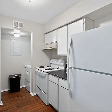 Cozy Retreat Near Airport & Hotspots Apartment *