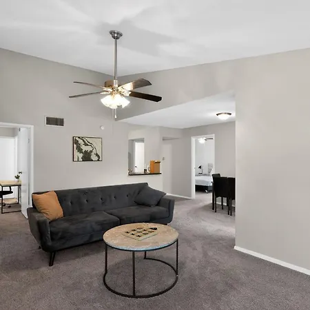 Cozy Retreat Near Airport & Hotspots *