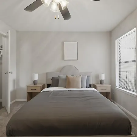 Cozy Retreat Near Airport & Hotspots Apartment