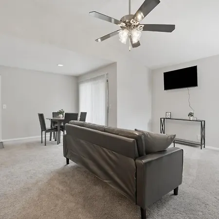 Cozy Retreat Near Airport & Hotspots