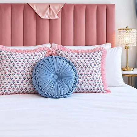 Sweet & Glam Pop Near Vanderbilt & Downtown Nashville