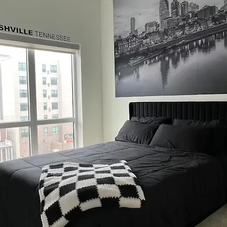 Apartment Downtown Walk To Broadway Pool, Private Balcony, Free Parking! *