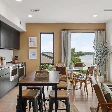 Luxury Downtown Riverview With Garage And Two Balconies Apartment