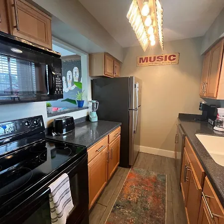 Apartment Riverside Rhythm! Waterfront & Walk To Broadway! Nashville