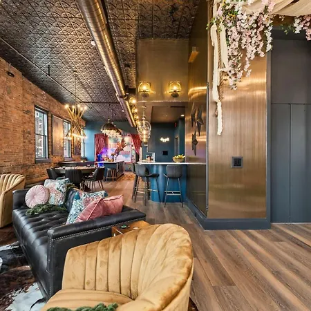 Holiday home The Velvet Songbird Downtown Luxe Sleeps 24