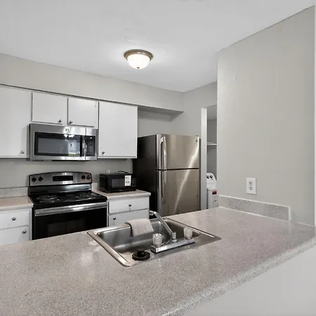 Spacious 2-bedroom Near Downtown *