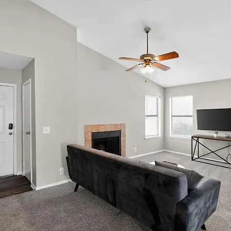 Modern Minutes From Downtown *