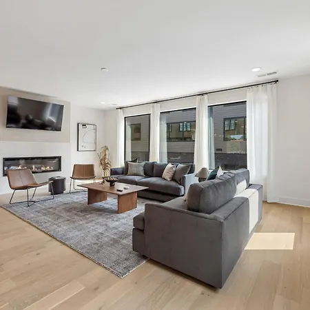 Modern 4br Townhouse Rooftop Lounge