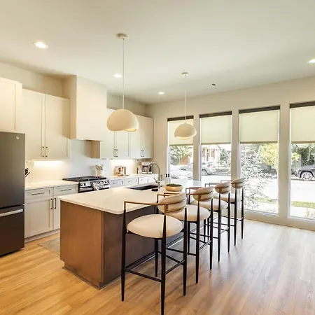 Modern 4br | Easy To Broadway + Heated Pool Apartment *