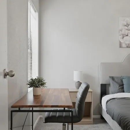 Cozy Retreat Near Airport & Hotspots Apartment *