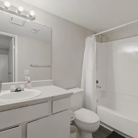 Cozy Retreat Near Airport & Hotspots *