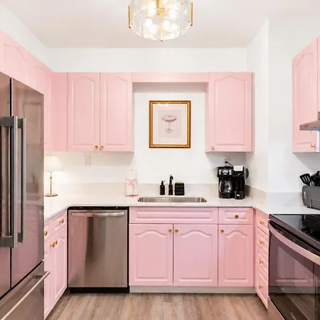 Sweet & Glam Pop Near Vanderbilt & Downtown Nashville