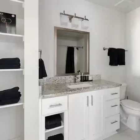 Downtown Walk To Broadway Pool, Private Balcony, Free Parking! * Nashville