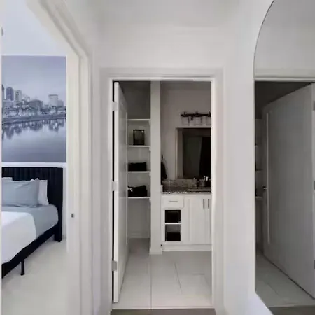 Downtown Walk To Broadway Pool, Private Balcony, Free Parking! Apartment