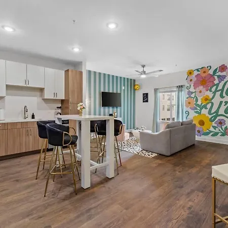 Glam 2br Walk To Broadway & The Gulch Apartment