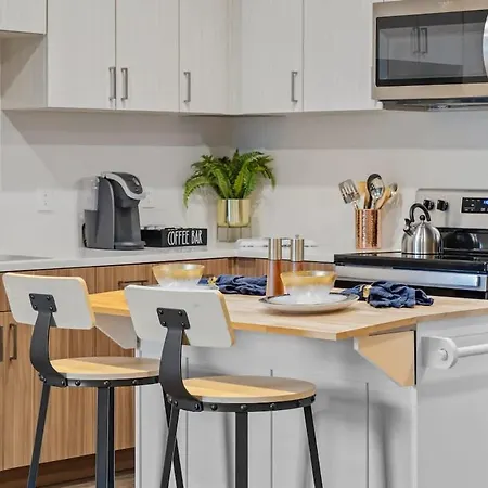Spacious 2br N Gulch Walk To Broadway & Rooftops Nashville
