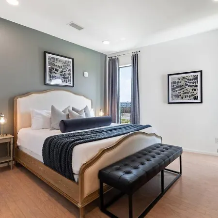 Luxury Downtown Riverview With Garage And Two Balconies Apartment *