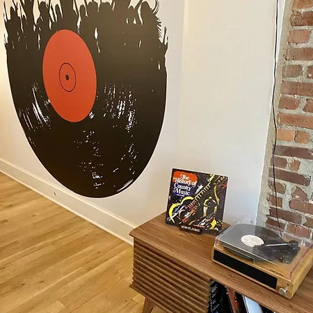 The Record -steps To Broadway & Printers Alley Holiday home