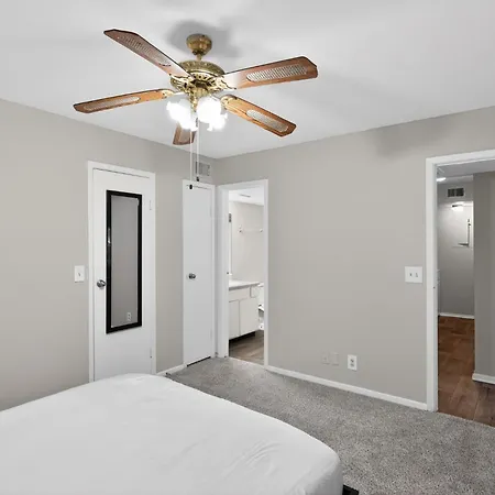 Spacious 2-bedroom Near Downtown Apartment *