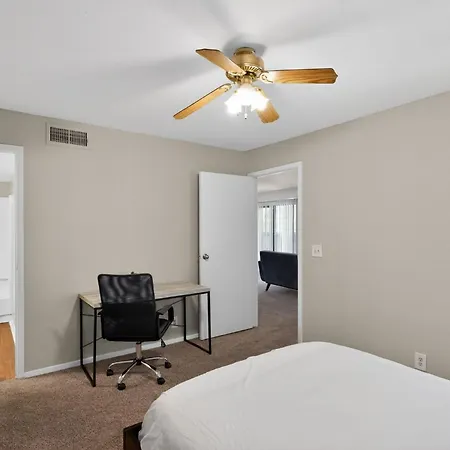 Cozy Retreat Near Airport & Hotspots *