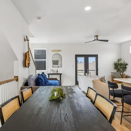 Modern Townhome With Garage & Ev Charger Apartment