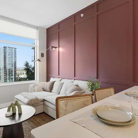 Luxury Pool, Gym, Views + Free Parking * Nashville