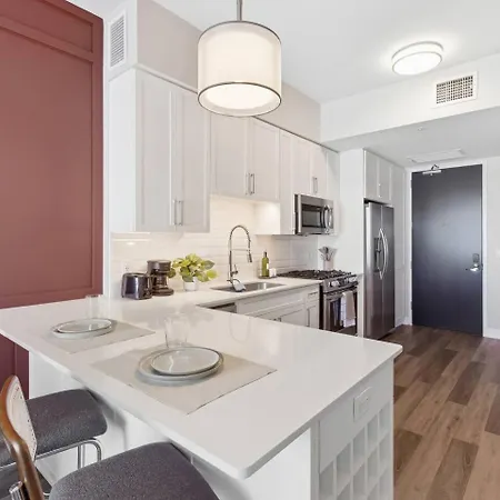 Apartment Luxury Pool, Gym, Views + Free Parking *