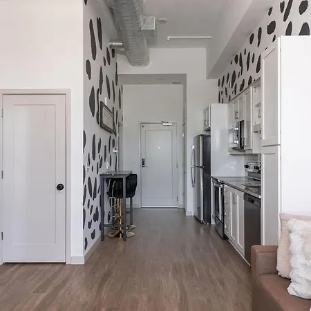 Walk To Broadway, Rooftop Pool And Sky Lounge Apartment