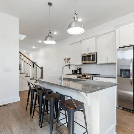 Ave Sleeps 8 2 Master Huge Parking Apartment *