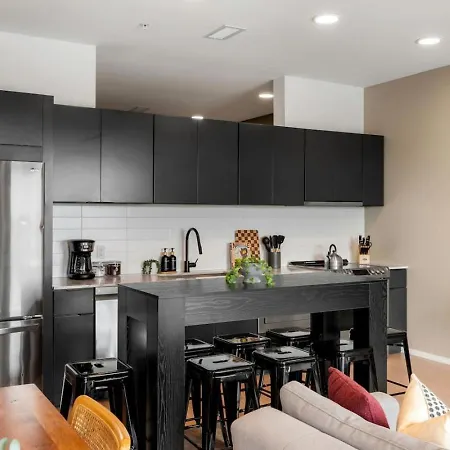 River View Luxury With Garage, Walk To Downtown Apartment *