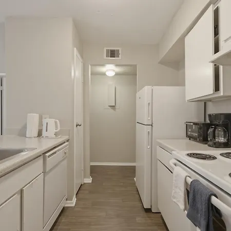 Cozy Retreat Near Airport & Hotspots Apartment *