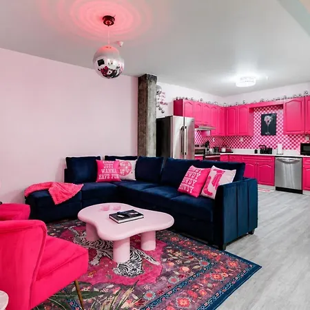 Pink Pony Club Retreat Near Vanderbilt Sleeps 6 Apartment *