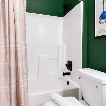 Game Day Getaway Vols Themed Near Vanderbilt Apartment