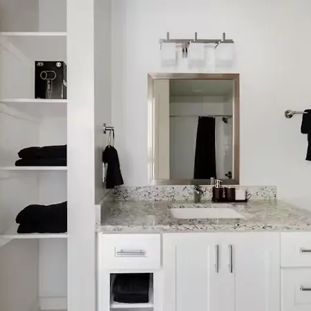 Apartment Downtown Walk To Broadway Pool, Private Balcony, Free Parking!