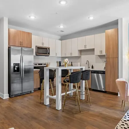 Glam 2br Walk To Broadway & The Gulch Apartment